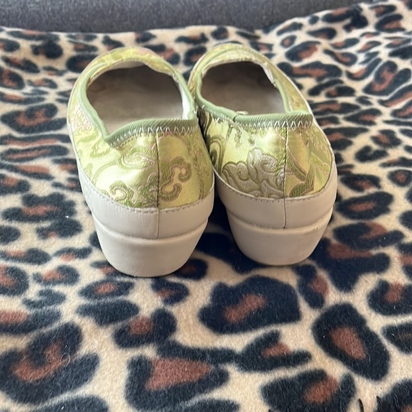 Ernie’s plus size 8 comfort mini wedges. Floral light green pattern - Picture 5 of 6